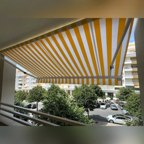 Toldo retrátil base independente branco amarelo esticado