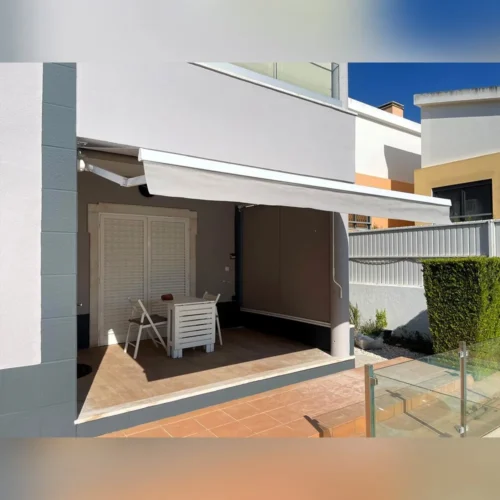 Toldo retrátil base independente creme aberto