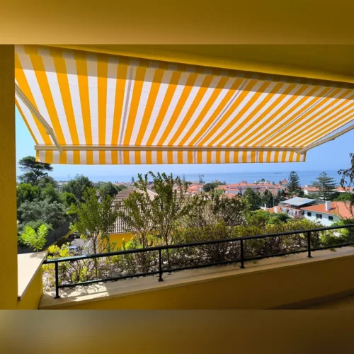 Toldo retrátil base independente listado amarelo branco aberto