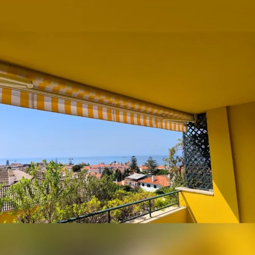 Toldo retrátil base independente listado amarelo branco fechado