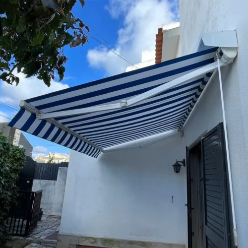 Toldo retrátil base independente listado azul e branco