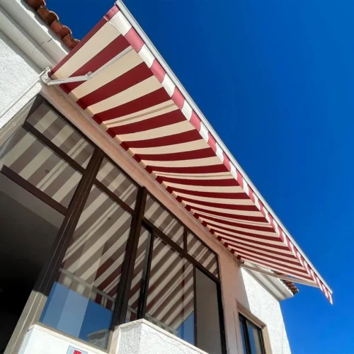 Toldo retrátil base independente listado branco vermelho aberto