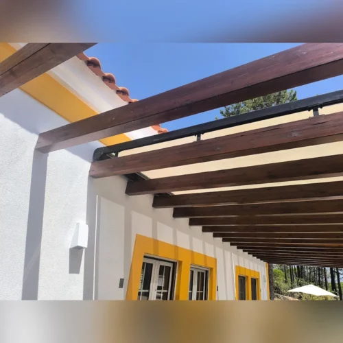 Toldo veranda claraboia a cobrir pergula de madeira